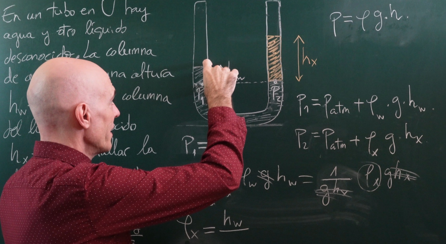 Juan explicando una clase de física de fluidos con 50 problemas resueltos