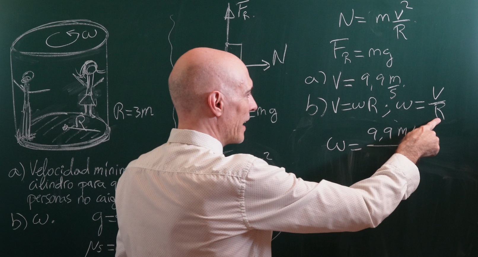 Juan explicando una clase de dinámica con 50 problemas resueltos